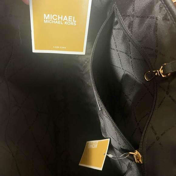 Beautiful Michael Kors purse, jet set model, NWT - Picture 4 of 5